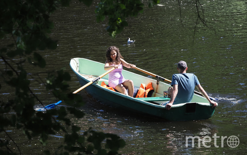 Летом в Петербурге обязательно стоит прокатиться на лодке. Фото Игорь Акимов, "Metro"