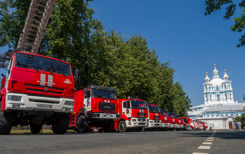 Пожарно-спасательному гарнизону Петербурга переданы 18 единиц техники. Фото gov.spb.ru