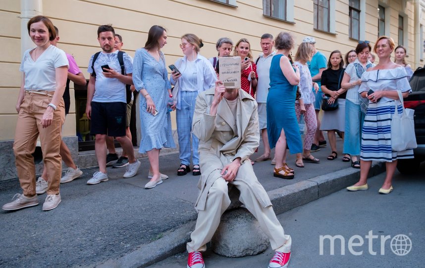 Родион Раскольников приглашает петербуржцев проследовать с ним на экскурсию. Фото Алена Бобрович, "Metro"