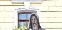 У храма в Гостином дворе открыли памятник преподобному Серафиму Вырицкому