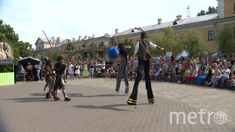 Фестиваль уличных театров прошел на набережной Карповки