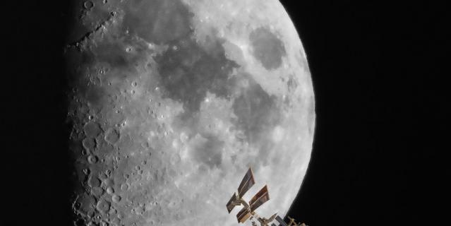 Луна, которая находится от Земли на расстоянии около 384 400 км / Автор: GlobePhoto.
