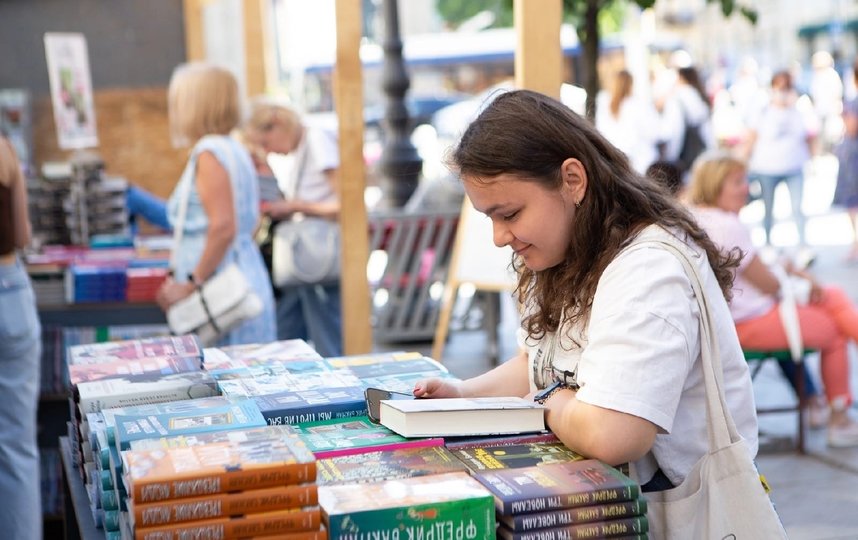 Книжные аллеи подготовили для петербуржцев новую культурную программу. Фото vk.com/bookswalks