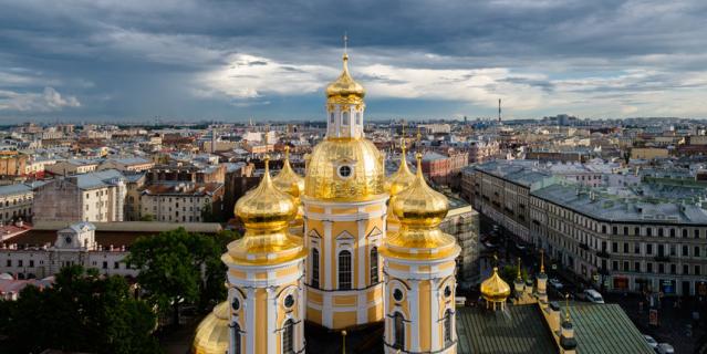 С колокольни купола Владимирского собора можно рассмотреть во всех подробностях.