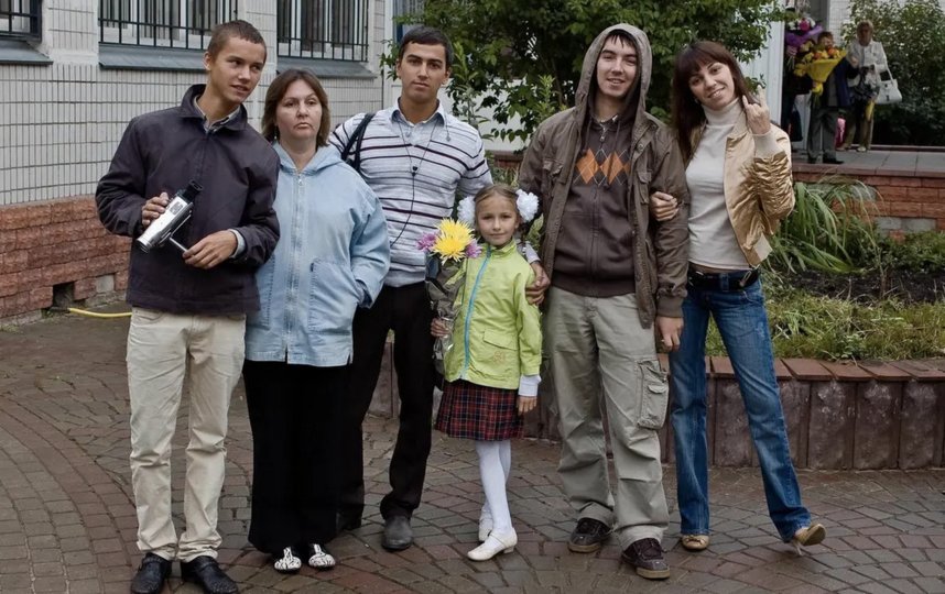 Антон Кузнецов (крайний слева) и его семья. Из личного архива музыканта. 