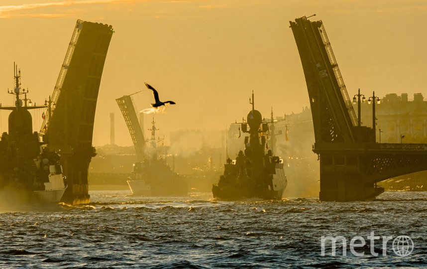 В Петербурге военные корабли прошли через разведенные мосты