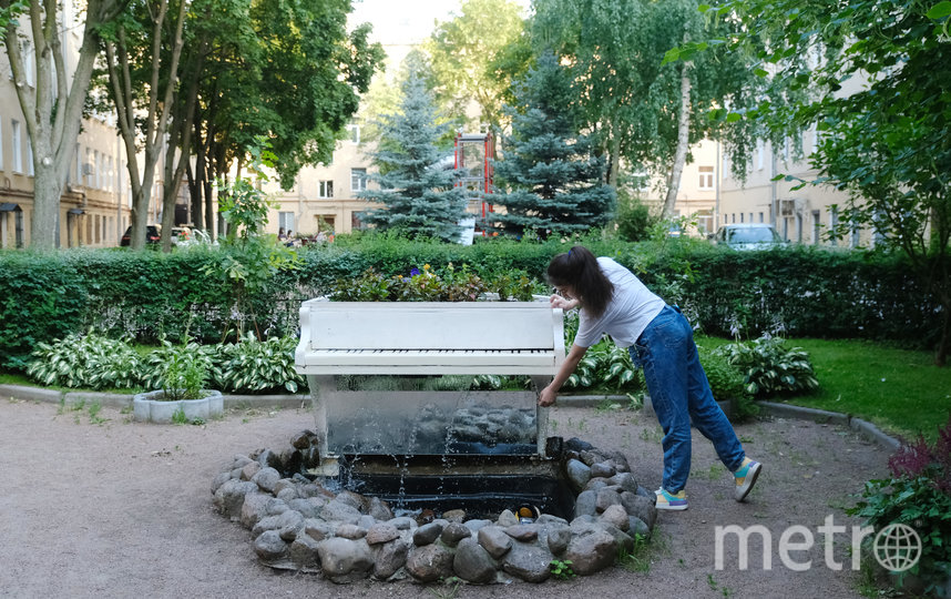 Пока дети играют на площадке, взрослые могут освежиться у фонтана. Фото Алена Бобрович, "Metro"