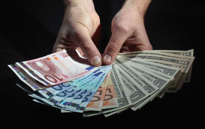 ЦБ продлил ограничения на снятие иностранной наличной валюты еще на полгода. Фото Getty