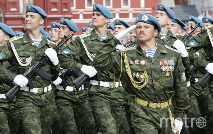 Губернатор Петербурга Александр Беглов поздравил солдат и офицеров с днем Воздушно-десантных войск 