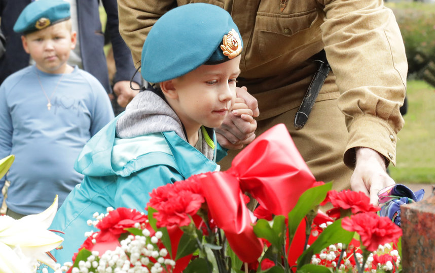 В День ВДВ в Петербурге возложили цветы к бюсту генерала Василия Маргелова. Фото gov.spb.ru