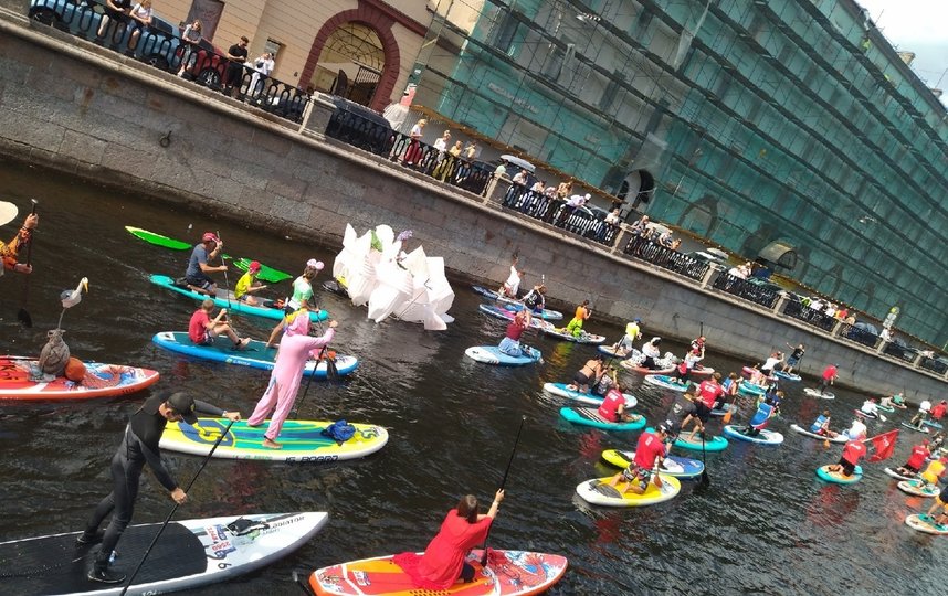 В Северной столице прошел фестиваль сапсерфинга "Фонтанка-SUP", участники которого прошли едва ли не по всем рекам и каналам города. Фото соцсети