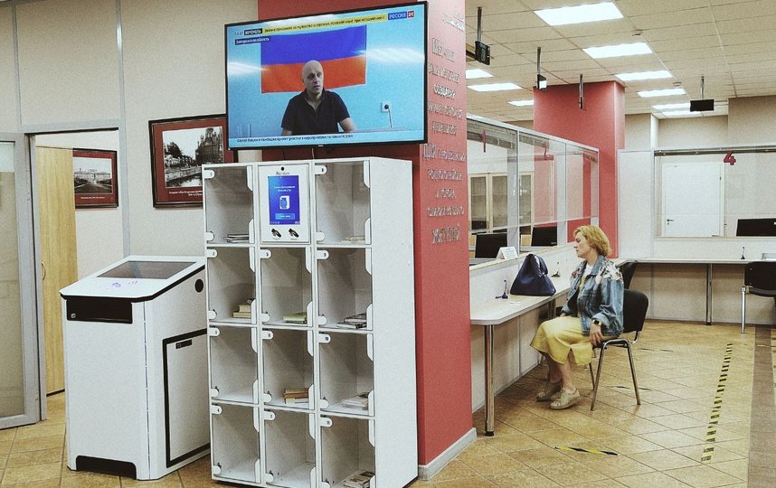 Должники не могут воспользоваться книгоприемником. Фото pl.spb.ru