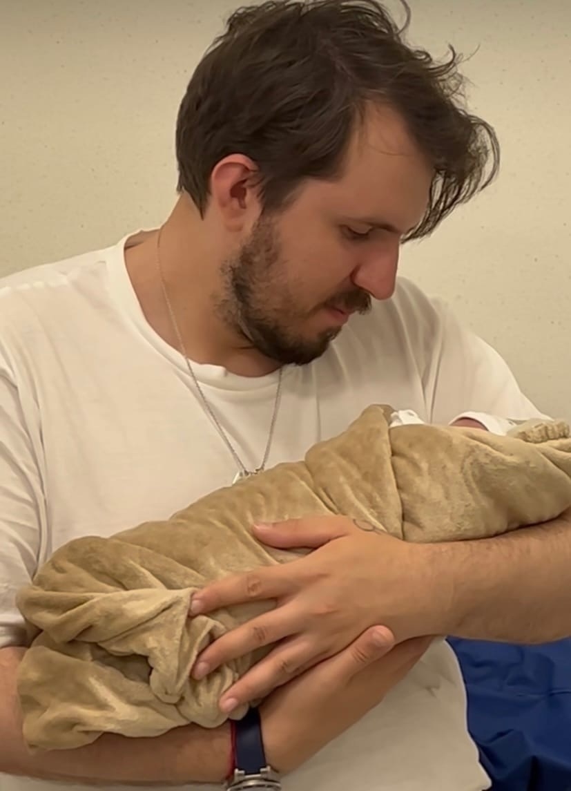 Муж певицы Монеточки Виктор Исаев держит на руках новорожденную малышку. Фото Соцсети.