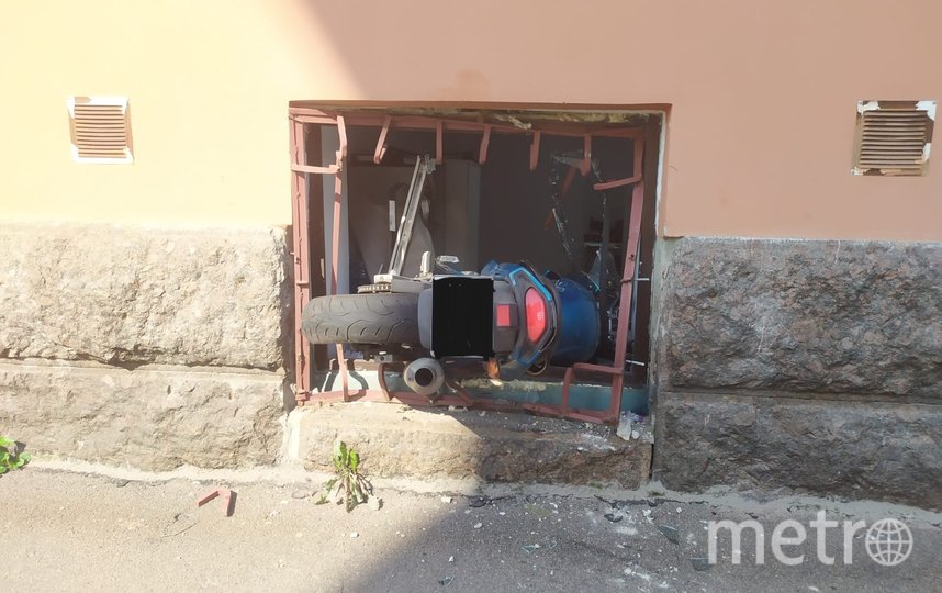 В Ленобласти 15-летняя школьница на мотоцикле «влетела» в окно здания