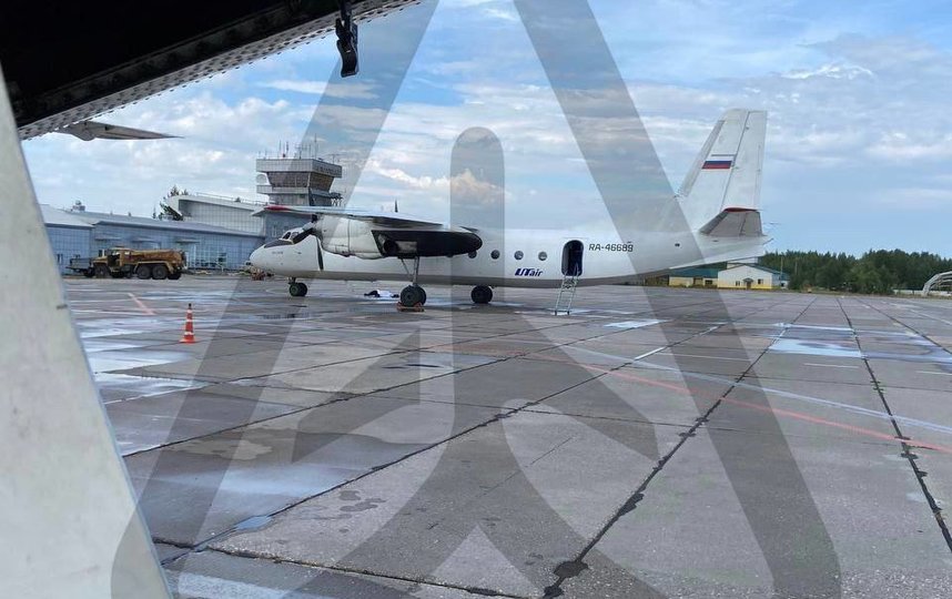 В Югре аэродромного рабочего зарубило винтом взлетающего самолета. Фото t.me/aviatorshina