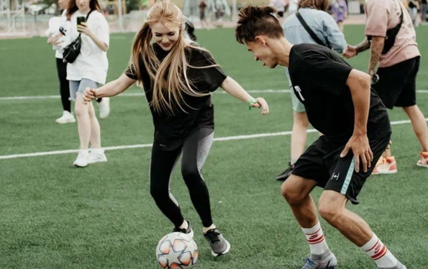 Карина Кросс пытается удержать мяч подальше от "цепких ног" профессионального футболиста. Фото Предоставлено организаторами