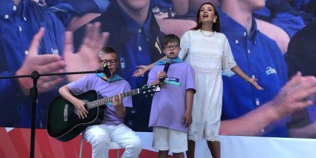 Эвелина Бледанс на фестивале в Крыму представила первый инклюзивный дуэт "Плюс один", где с ее сыном Семеном Семиным выступает юный певец Валера Кузаков.