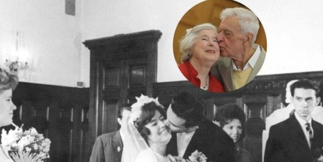 На этом фото супружеская пара спустя 60 лет в одном и том же ЗАГСе.