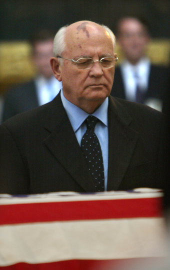 Горбачева похоронили в родовом захоронении рядом с супругой Раисой. Фото Getty