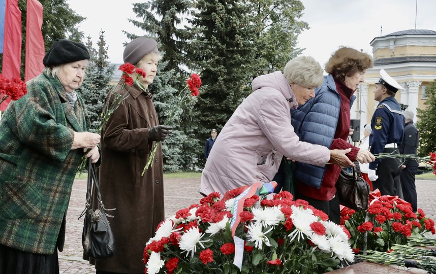 Беглов возложил цветы к монументу павшим в годы Великой Отечественной войны воинам. Фото gov.spb.ru