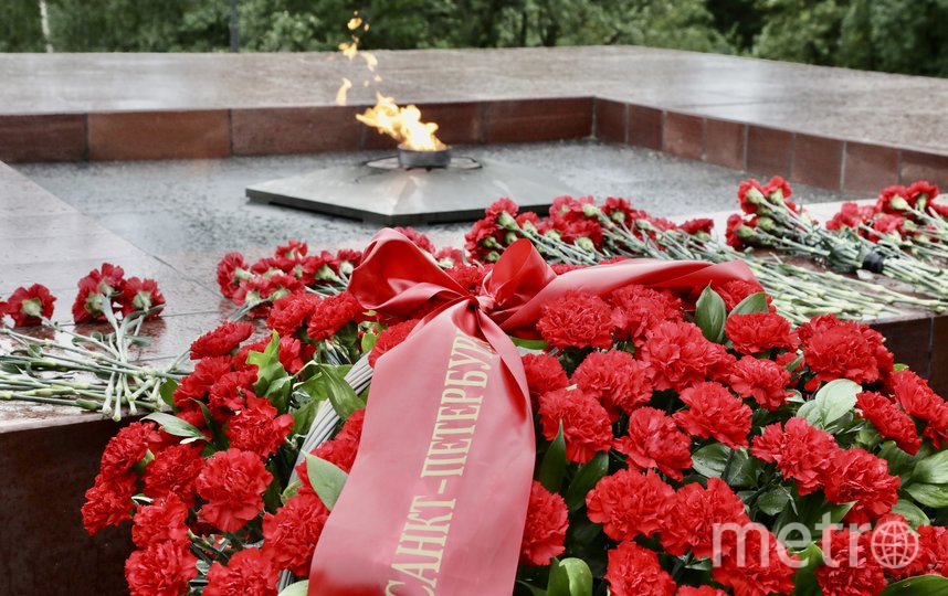 Беглов возложил цветы к монументу павшим в годы Великой Отечественной войны воинам