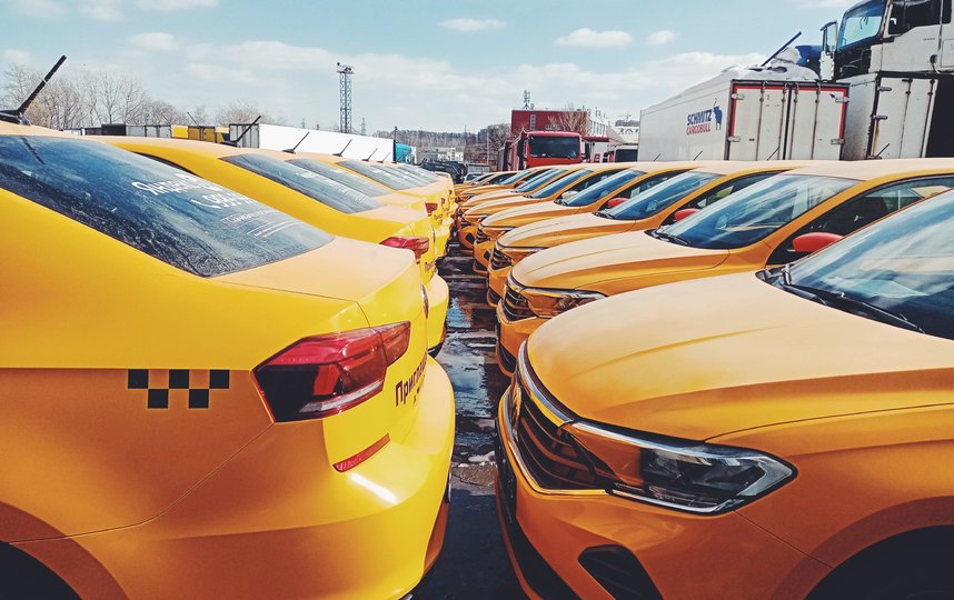 Российские таксопарки могут перейти на отечественные и китайские авто. Фото Unsplash