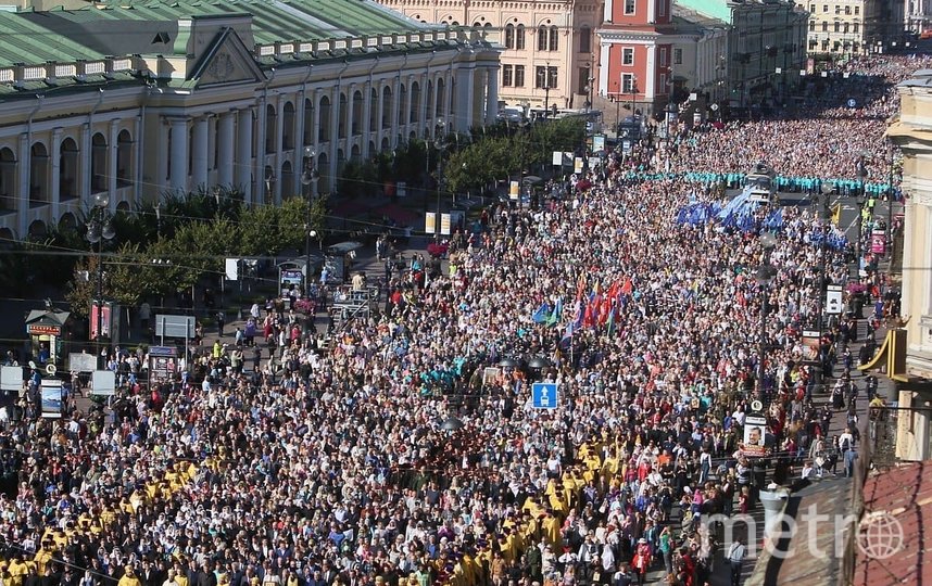 В крестном ходе приняли участие тысячи петербуржцев