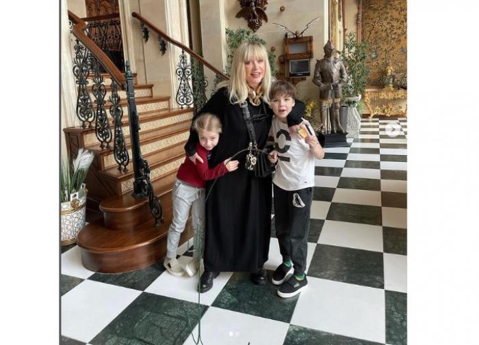 Юморист Максим Галкин, скучающий по семье, вывесил в соцсетях видео, на котором Пугачева собирает детей, Лизу и Гарри, в школу. Фото соцсети