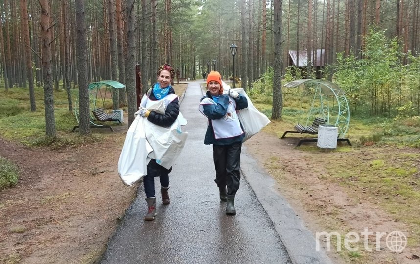 Петербургские волонтеры очистили берег Финского залива в Смолячково