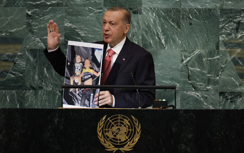 Эрдоган показывает фото убитых младенцев беженцев. Фото Getty