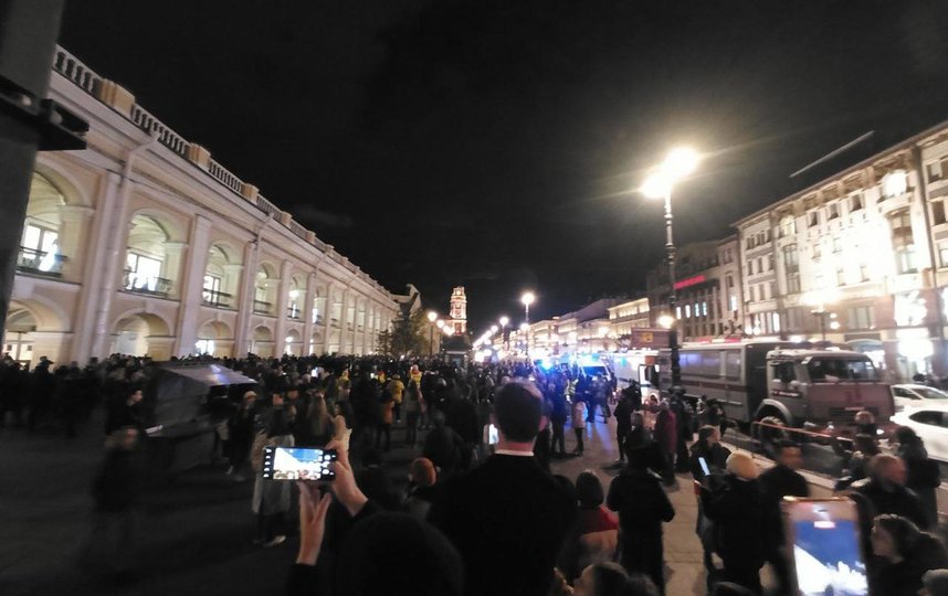 В Петербурге большинство участников несогласованной протестной акции отправлены под арест. Фото t.me/nedimonspbinf