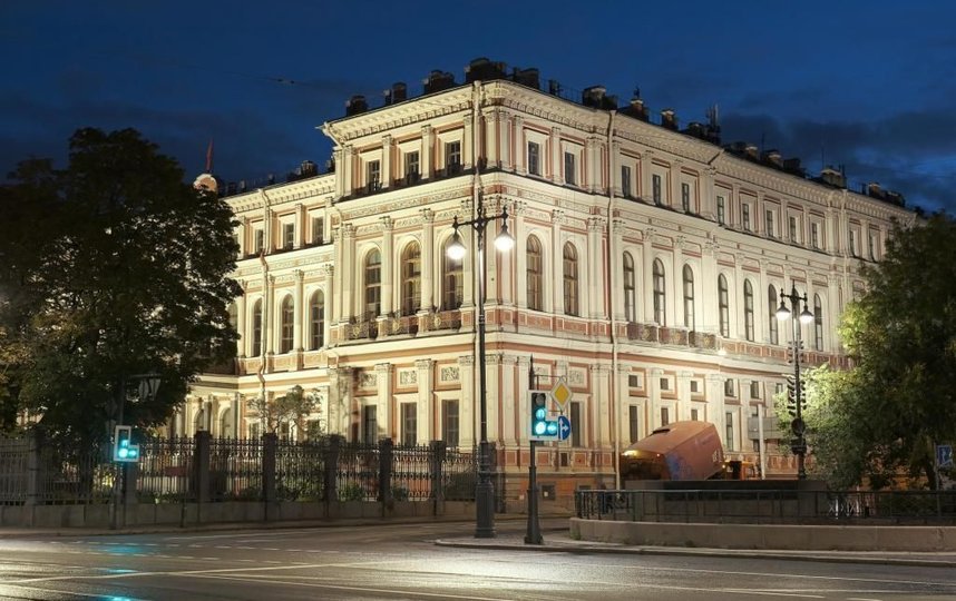 Николаевский дворец, или Дворец Труда, расположенный на одноименной площади, получил новое световое оформление. Фото gov.spb.ru