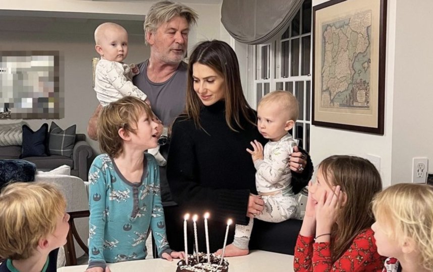 Актер Алек Болудин с женой и детьми. Фото Соцсети.