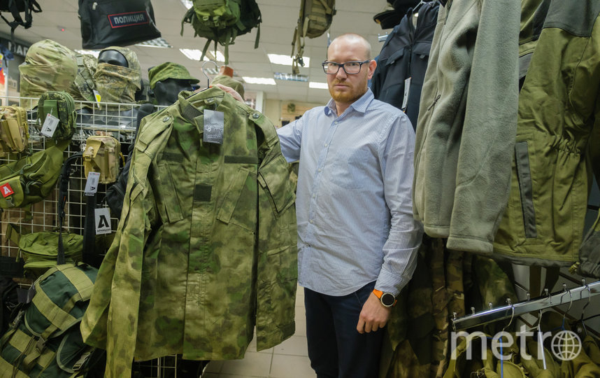 По словам Павла (на фото), покупатели сейчас тратят от 7 до 20 тыс. рублей. Фото Алена Бобрович, "Metro"