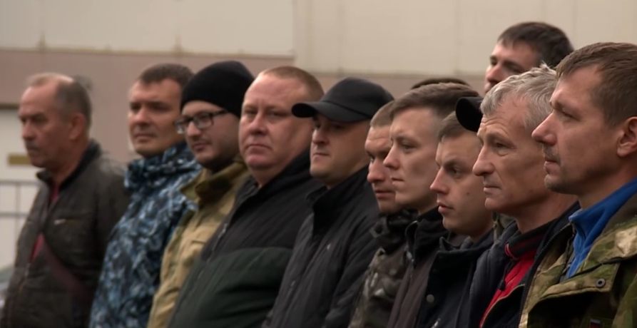 Призывники Приморского района отправились на военную подготовку. Фото Скриншот видео телеканала "Санкт-Петербург".