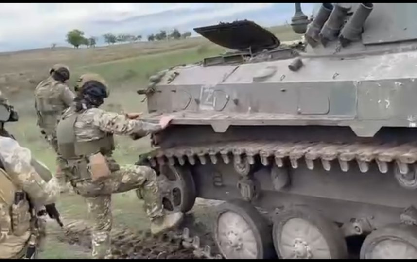 Украинские пропагандисты распространяют в сети постановочное видео, пытаясь дискредитировать российскую армию. Фото снимок с экрана