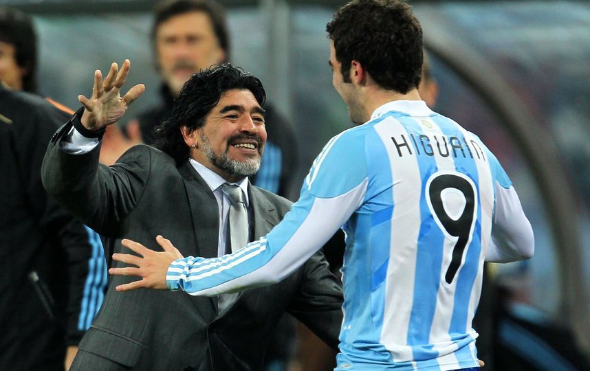 Игуаин кидается обнимать тренера сборной Аргентины, матч чемпионата мира 2010 года против Мексики. Фото Getty