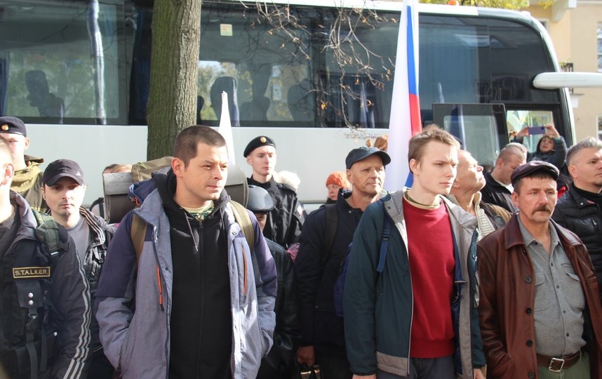 Мобилизованные в количестве четырех человек отправились сегодня, 8 октября, из Колпино в центр военной подготовки. Фото vk.com/club81653074