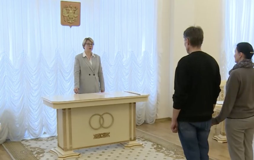 ЗАГС в особом порядке зарегистрировал брак с мобилизованным петербуржцем. Фото Скриншот репортажа телеканала "Санкт-Петербург".