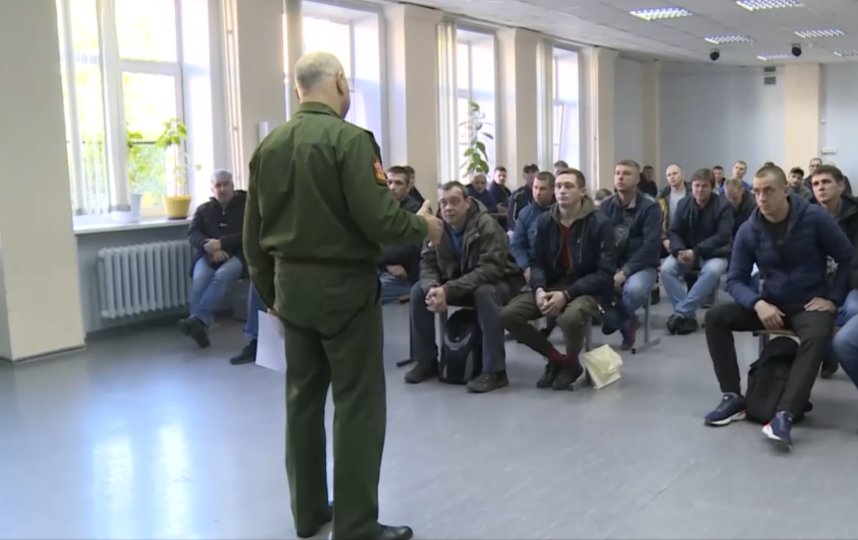 В Невском районе 30 мобилизованных отправились на военную подготовку. Фото Скриншот видео телеканала "Санкт-Петербург".