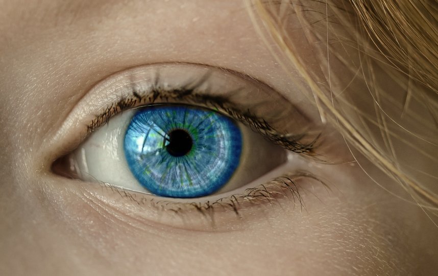 Боли и дискомфорт в глазах после долгой работы с компьютером или телефоном возникают в результате истончения слезной пленки и последующего развития синдрома "сухого глаза". Фото Pixabay