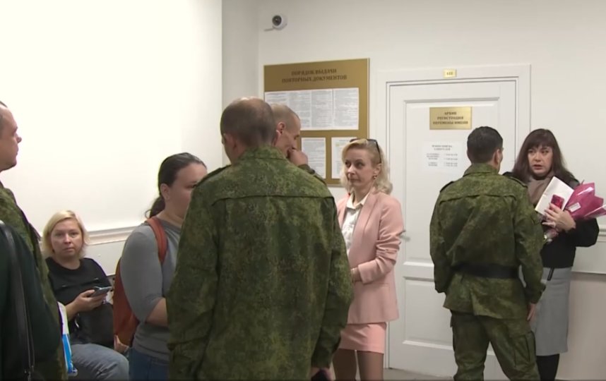 В Красносельском районе 12 пар мобилизованных узаконили свои отношения. Фото Скриншот видео телеканала "Санкт-Петербург".