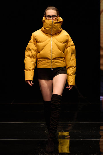 В своих коллекциях Игорь Чапурин придерживается правила "базового" гардероба без привязки к времени. Фото St. Petersburg Fashion Week