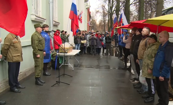  В Колпинском районе ветераны боевых действий проводили мобилизованных в воинскую часть. Фото Скриншот видео телеканала "Санкт-Петербург".
