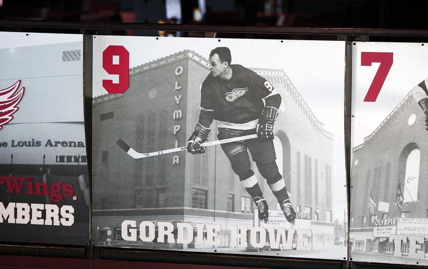 Горди Хоу играл за "Детройт" 25 лет. Команда увековечила его, когда он умер в возрасте 88 лет. Фото Getty