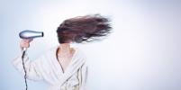 Трихолог назвала последствия для волос при частой сушке феном
