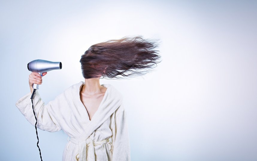 Частая сушка волос может привести к потере водородных связей между волокнами. 