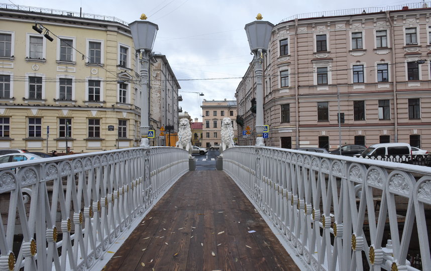 Отреставрированные фонари вернули на Львиный мост. Фото предоставлено пресс-службой "Мостотреста".
