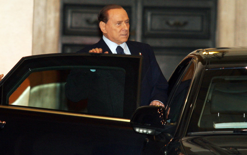 Еврокомиссия обвинила Берлускони в нарушении санкций из-за подаренной Путиным водки. Фото Getty