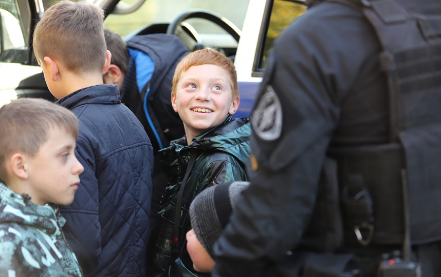 Сотрудники полиции Петербурга посетили детское учреждение "Незабудка" в Луганске. 